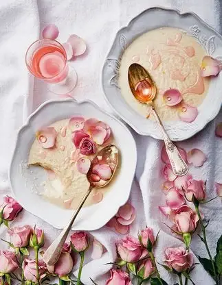 Panna cotta con rosa, coco y cardamomo