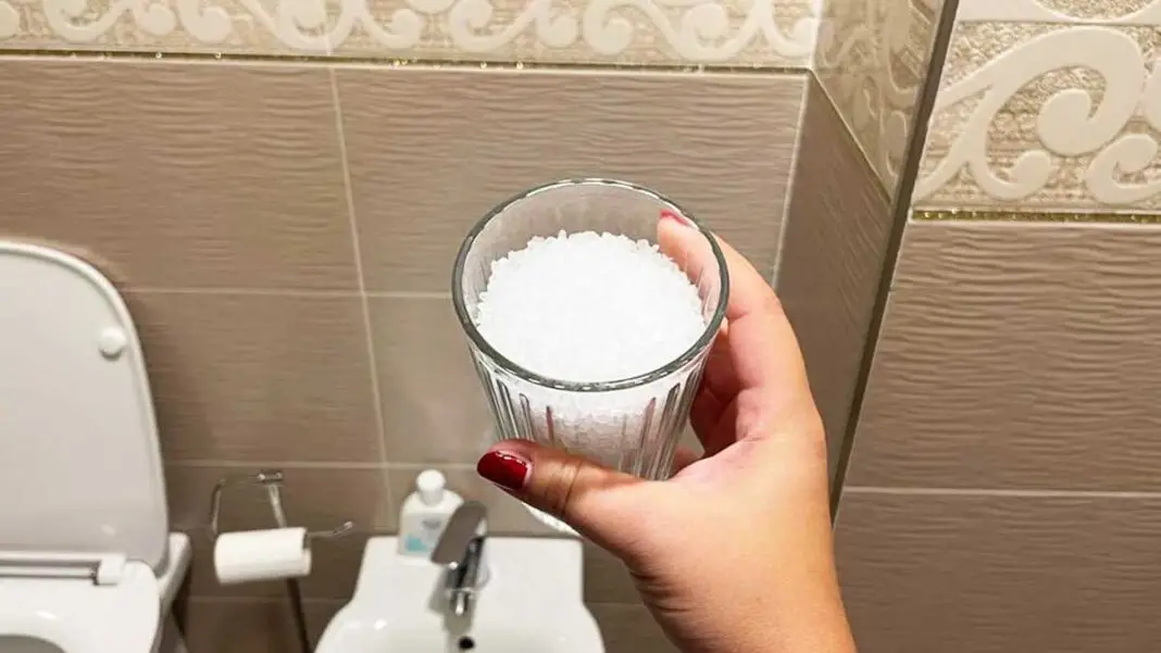 Un vaso de sal gruesa soluciona inmediatamente 6 problemas en el baño