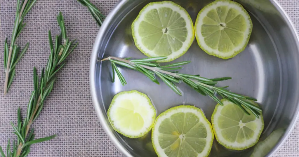 Cómo perfumar toda la cocina en 1 minuto con una ramita de romero y un limón