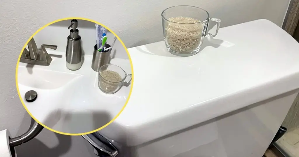 El truco del vaso de arroz en el baño es la solución definitiva a un problema muy habitual