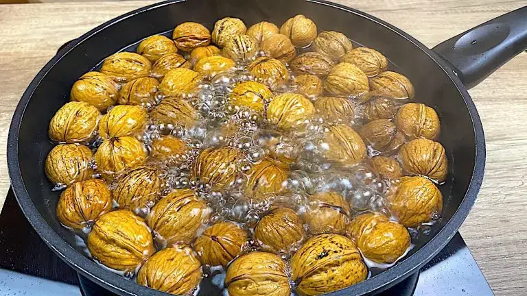 Truco brillante: poner las nueces en agua hirviendo