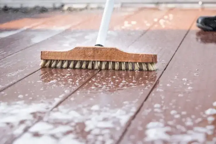 Utilizo una cucharada con un poco de agua, froto y todo brilla sin detergente y con unos céntimos!