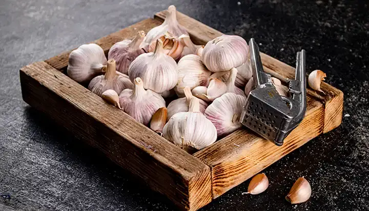 El secreto natural de la abuela: Cómo revitalizar los jardines con un spray de cáscara de ajo